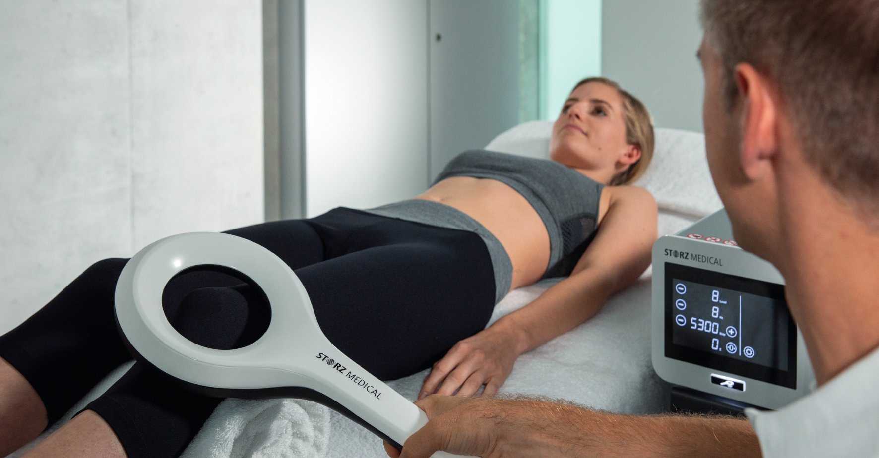 EMTT-Behandlung im MIO Medizin – Anwendung des Magnetfeldtherapie-Geräts an einer Patientin