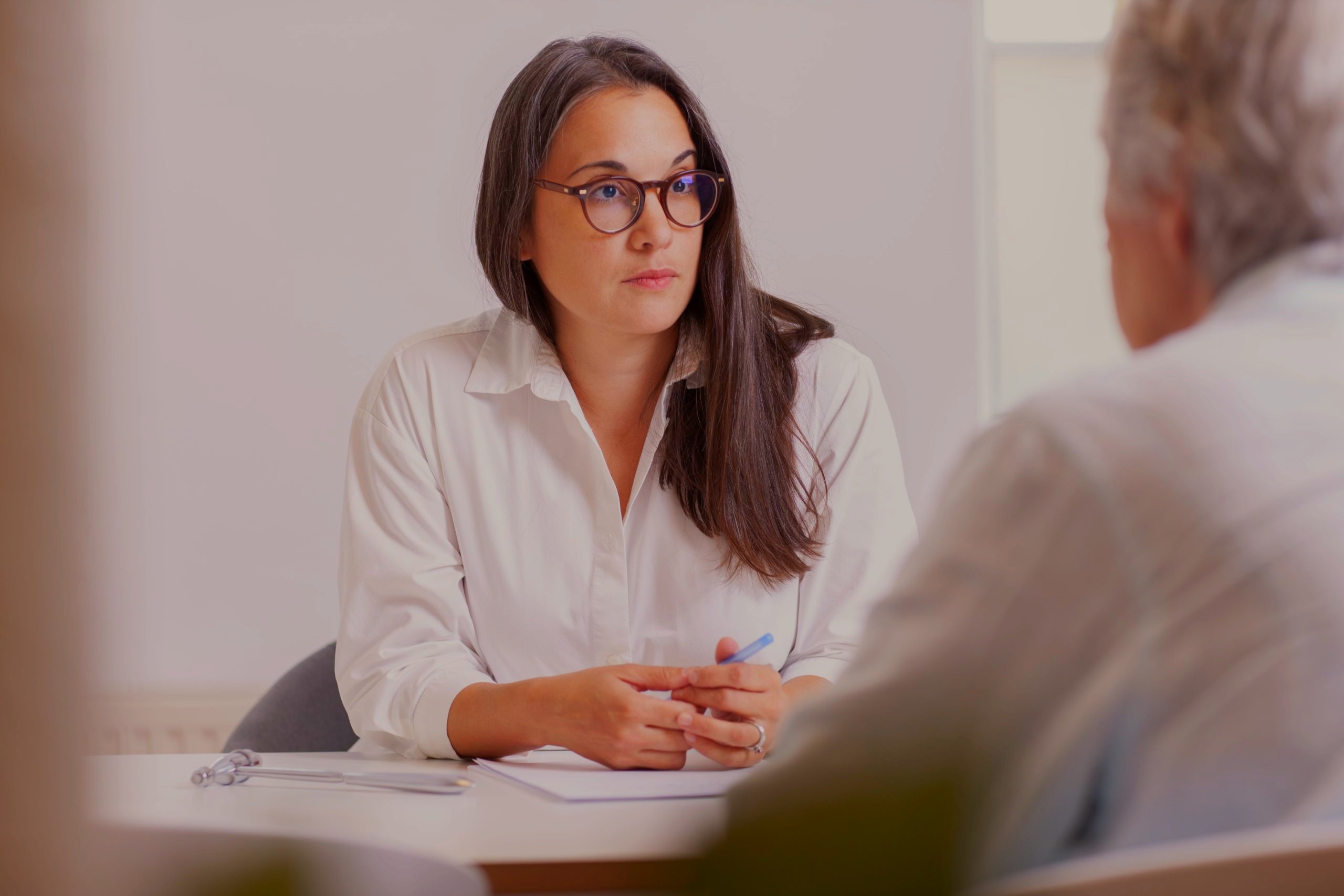 Dr. Martha Britto Arias im Gespräch mit Patient