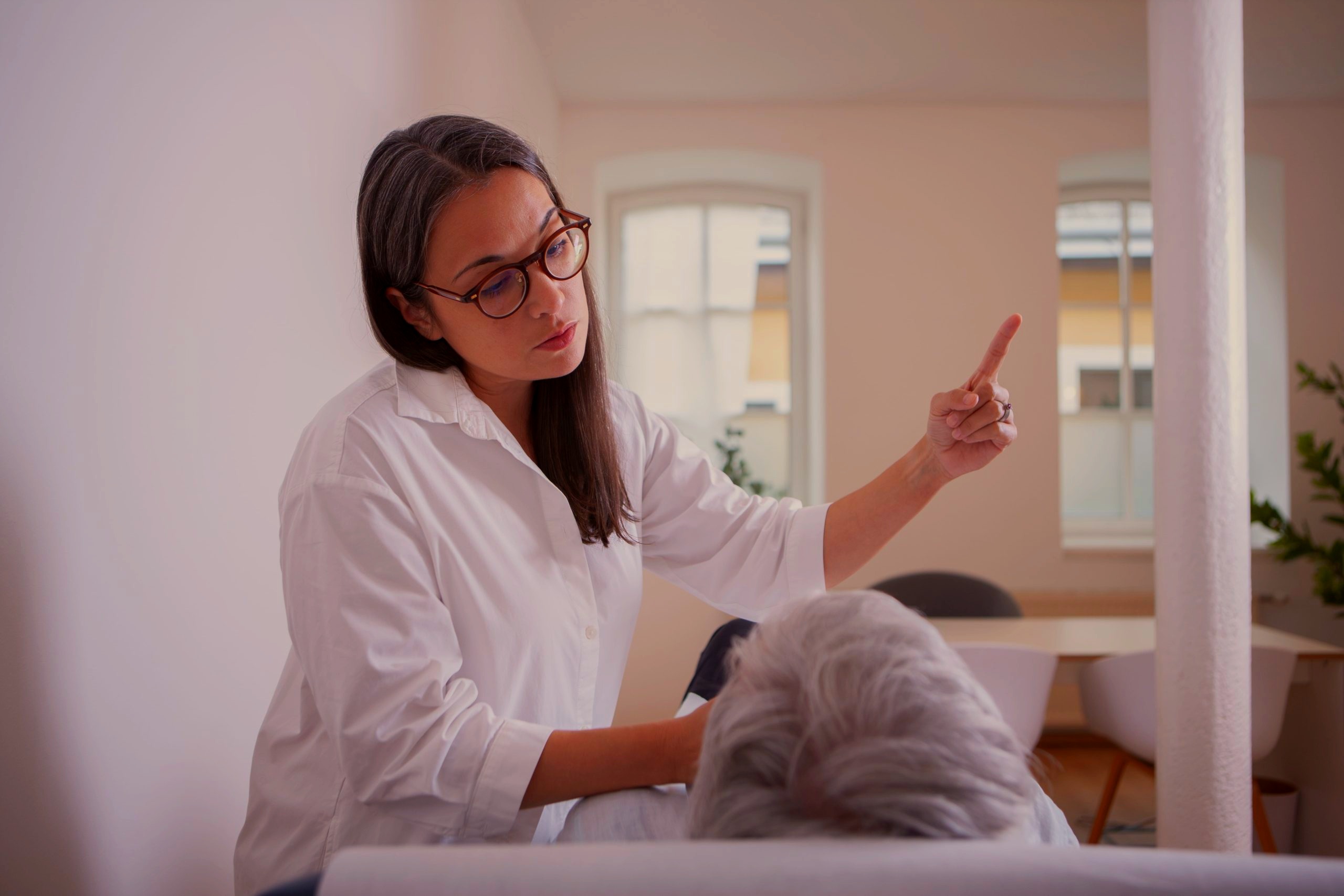 Dr. Martha Britto Arias in der neurologischen Beratung