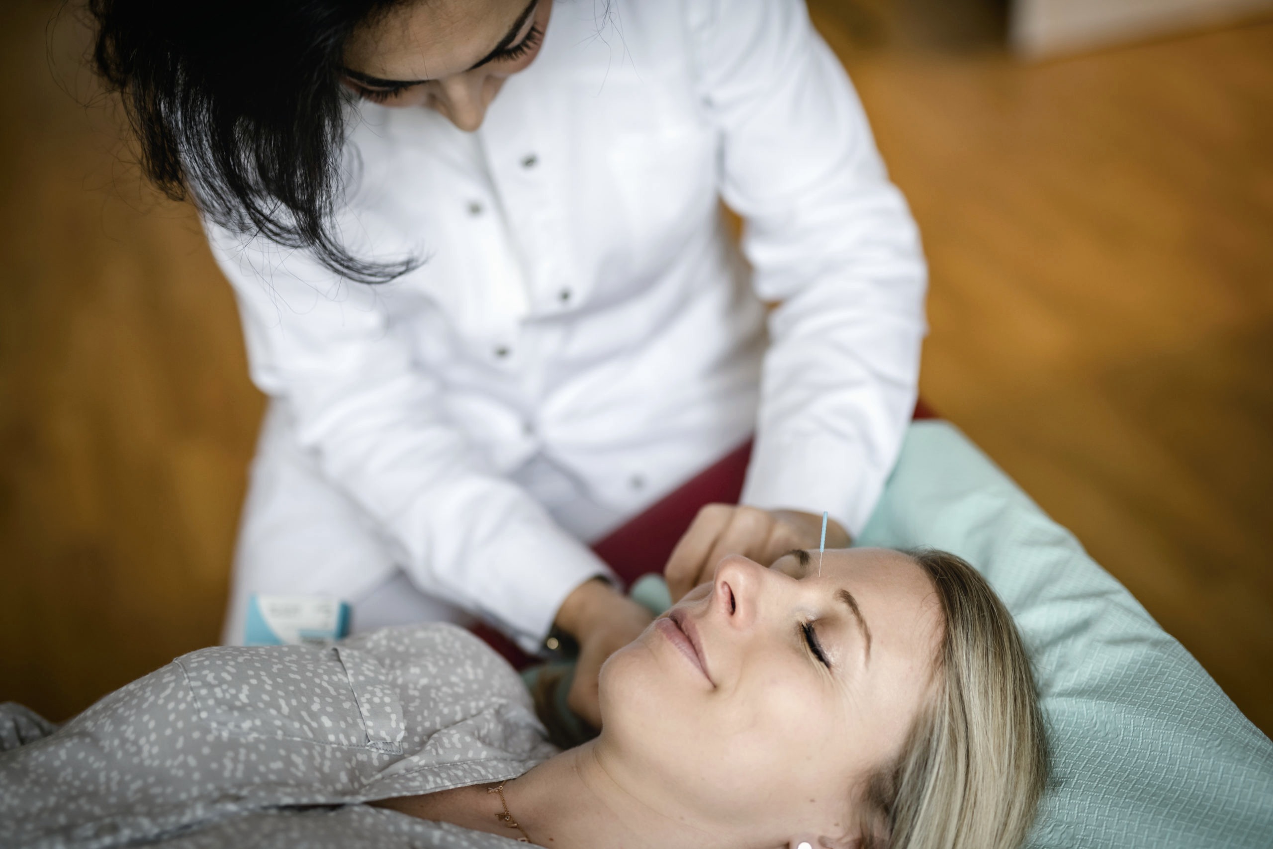 OA Dr. Niloofar Miremadi bei der Behandlung einer Patientin