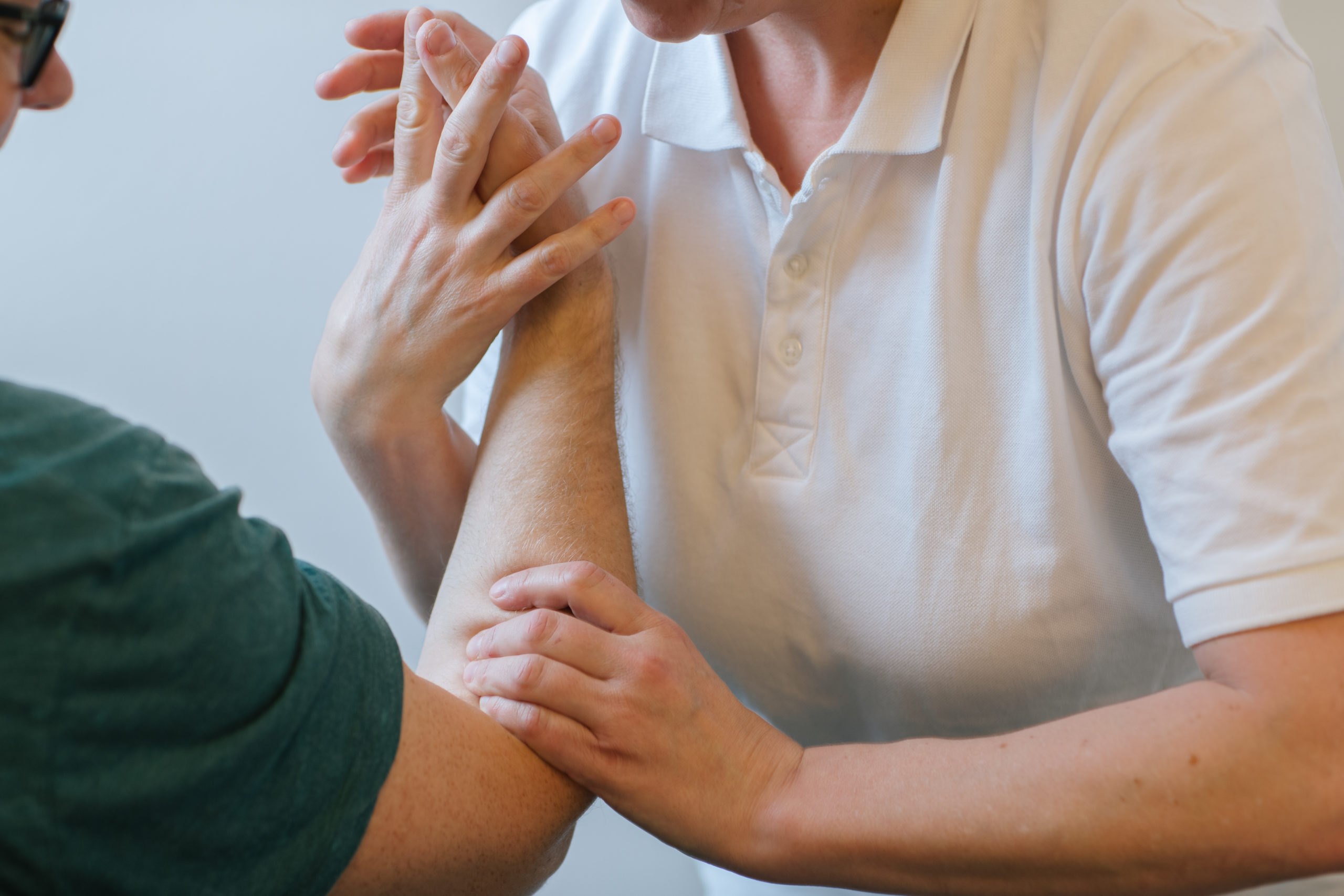 Jutta Gira im Gespräch mit Patient