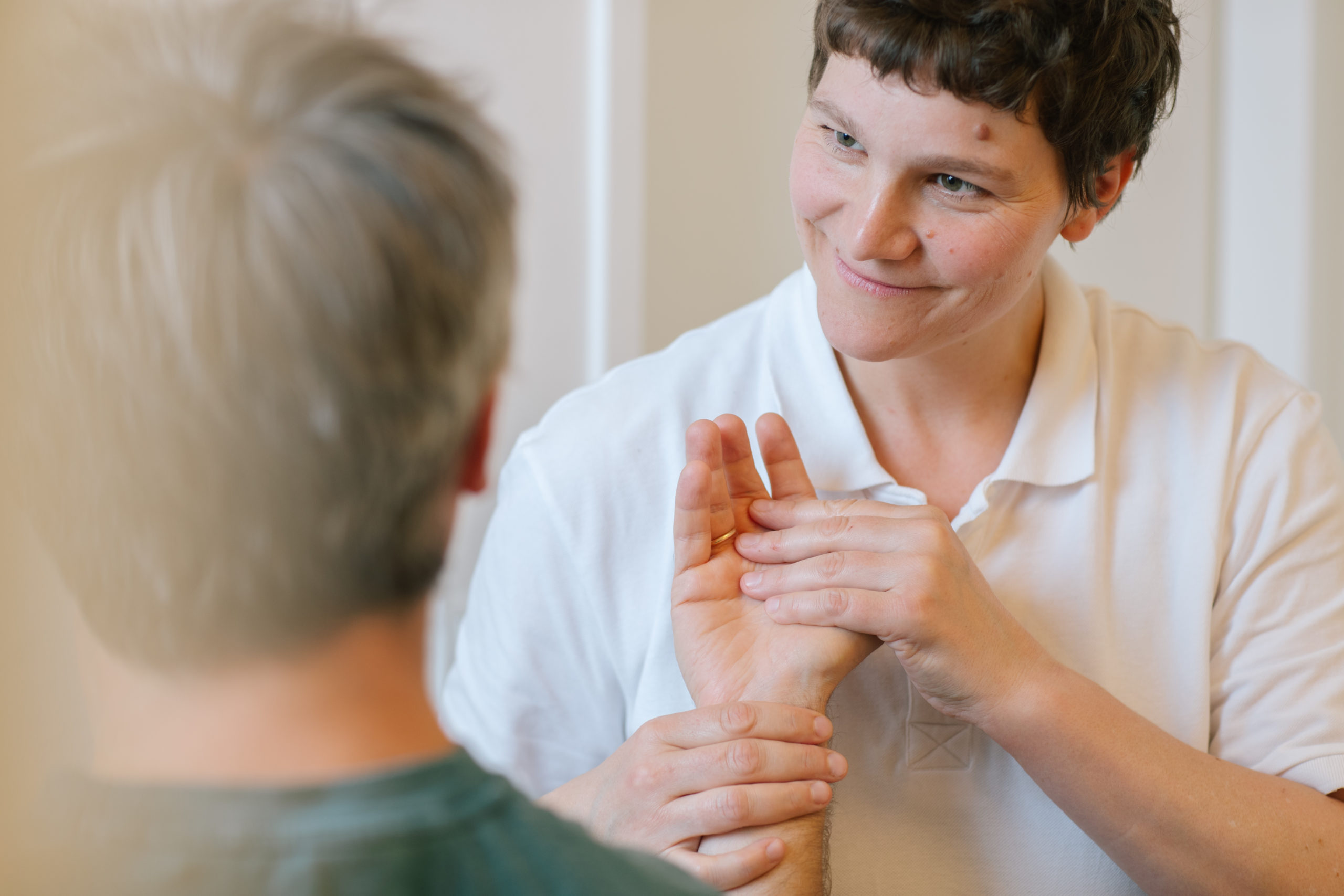 Jutta Gira bei der Handbehandlung